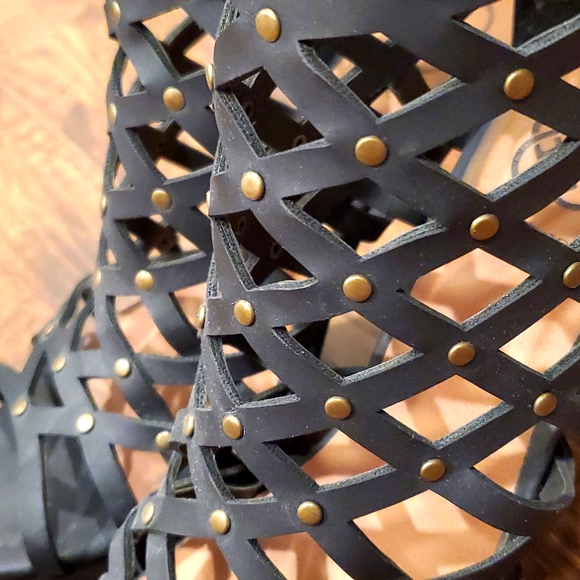 Daisy Fuentes Caged Ankle Sandal Heels - Picture 8 of 8